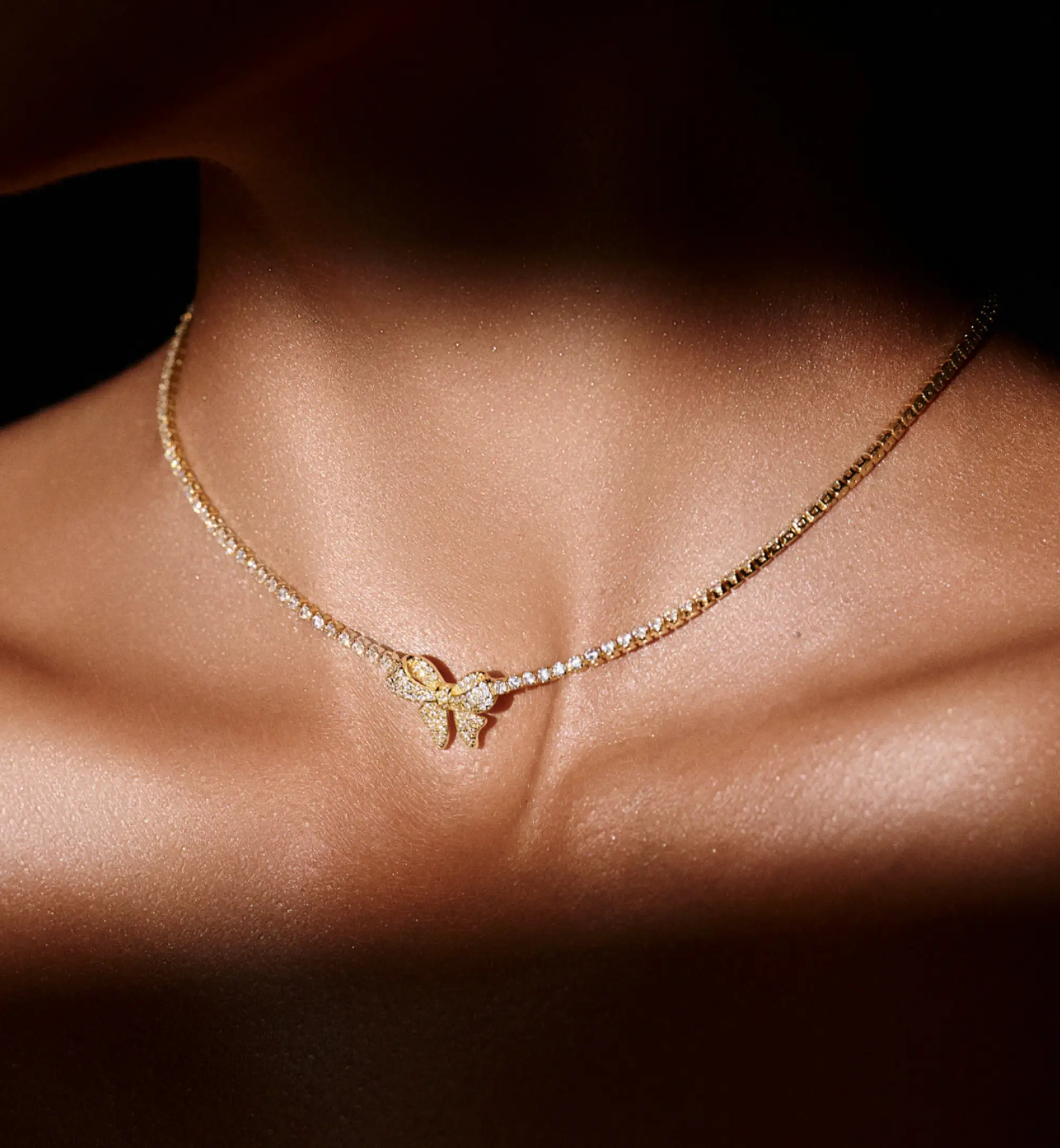 Naszyjnik typu tennis z zawieszką w kształcie kokardki NS0394