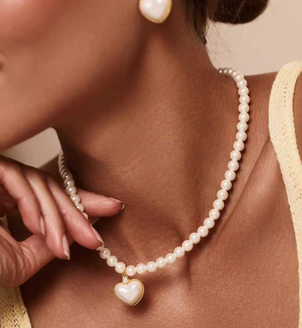 Naszyjnik z perełkami i złotym sercem NPE0343