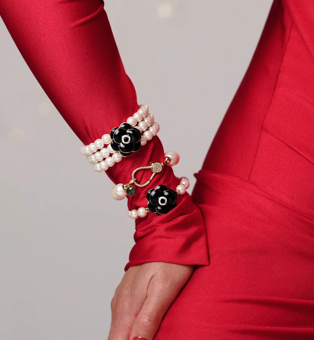 Bransoletka z pereł i czarnych kryształów z karabińczykiem wysadzanym cyrkoniami BPE0161