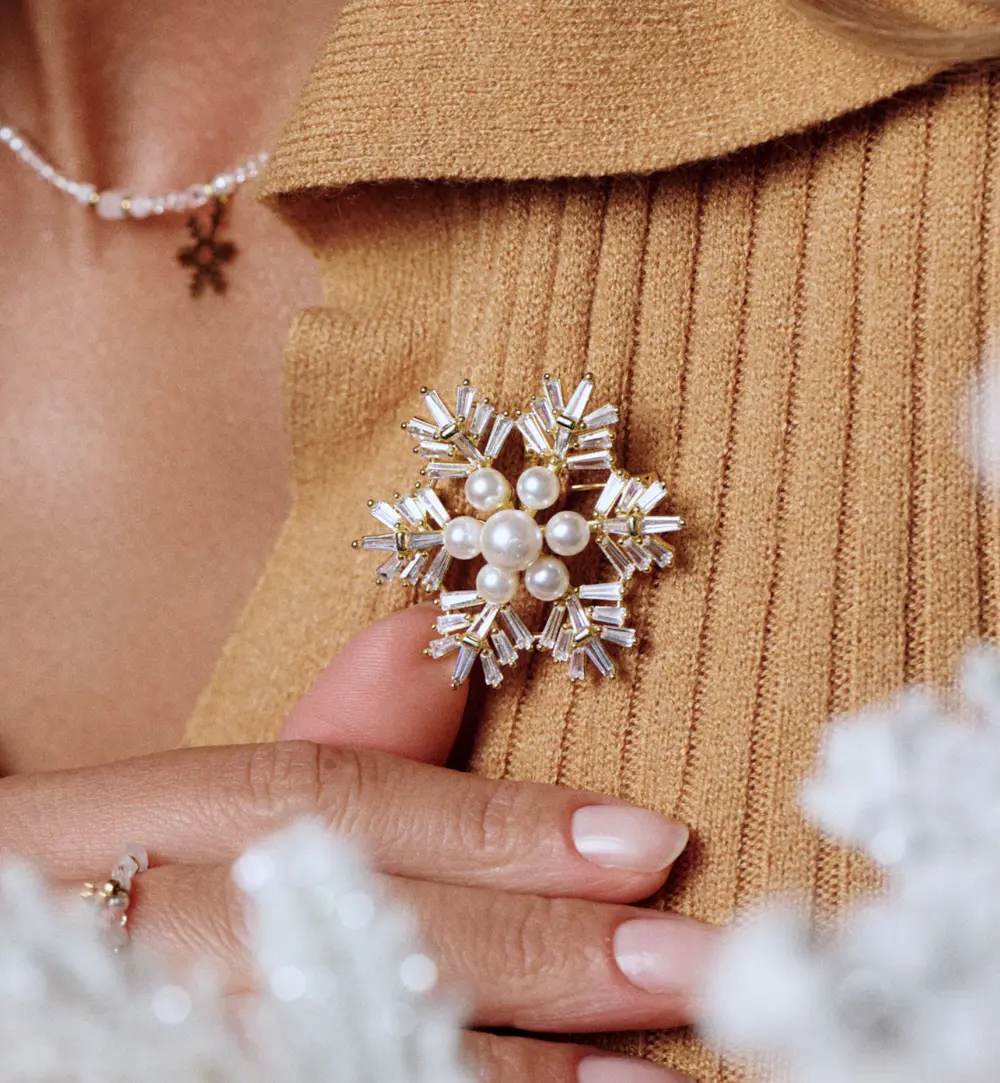 Broszka ze śnieżynką i perełkami Crystal Elegance BRSS0232