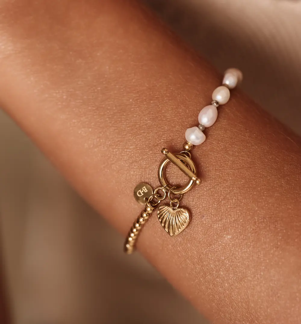 Bransoletka z perełkami i złotym sercem BPE0154