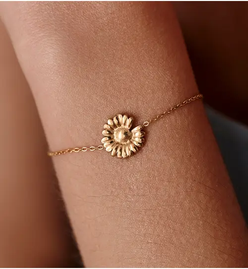 Bransoletka ze stokrotką na złotym łańcuszku BSY0628