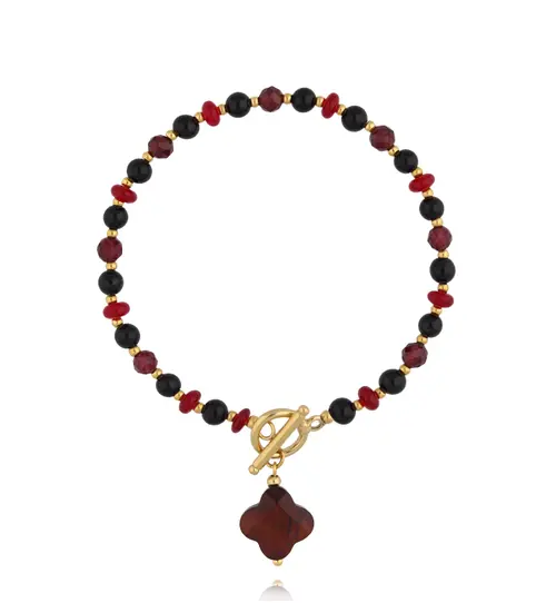 Bransoletka z granatami z koniczynką i złotym zapięciem BPA0651